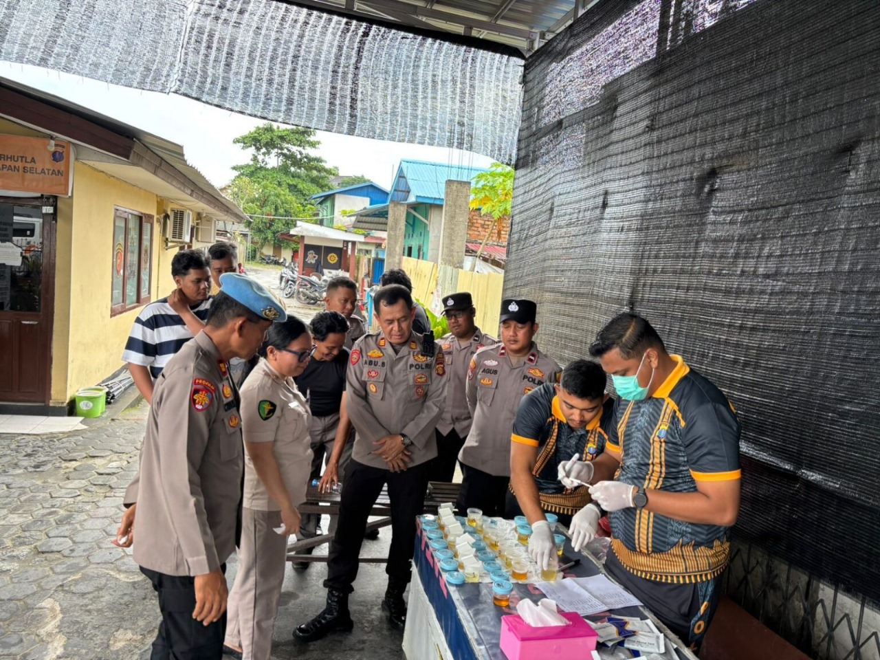 TES URINE: Propam Polresta Balikpapan menggelar tes urine di Polsek Balikpapan Selatan.