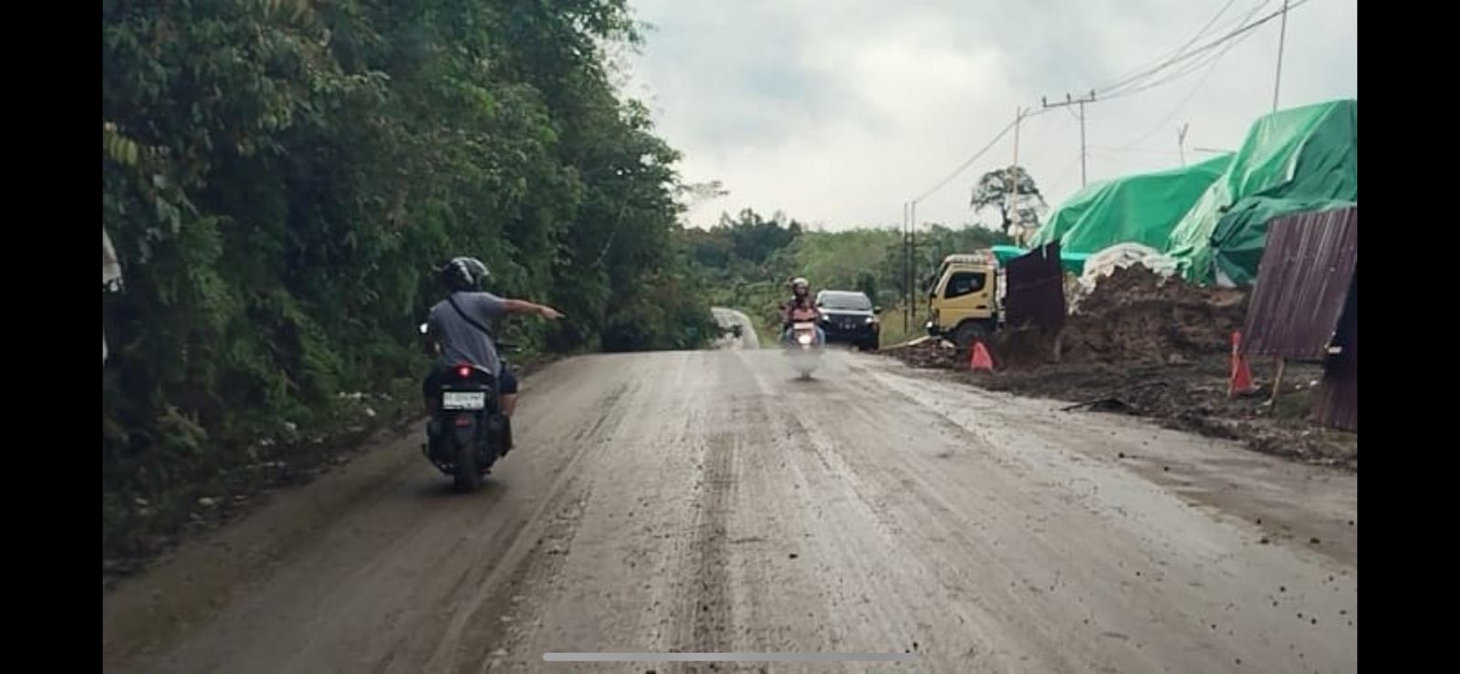Kondisi jalan aspal berlumpur di kawasan Gunung Subakng Linggang Mapan.