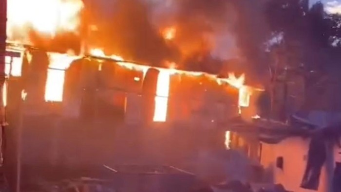 TERBAKAR: Kebakaran rumah dalam insiden tawuran di Tallo, Makassar, Sulsel.