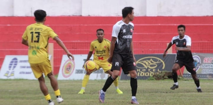 Salah satu pertandingan di babak penyisihan piala Bupati Kubar tahun 2025.  &nbsp;