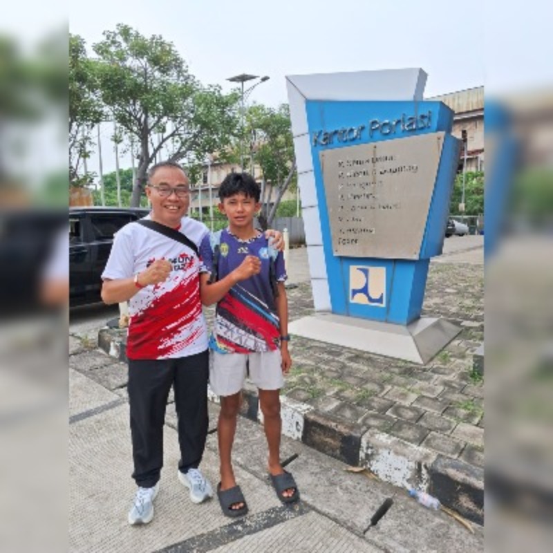 Achmad Daud memberikan motivasi kepada Muhammad Adhit saat latihan Pelatnas SEA Games di Pantai Ancol, Jakarta.