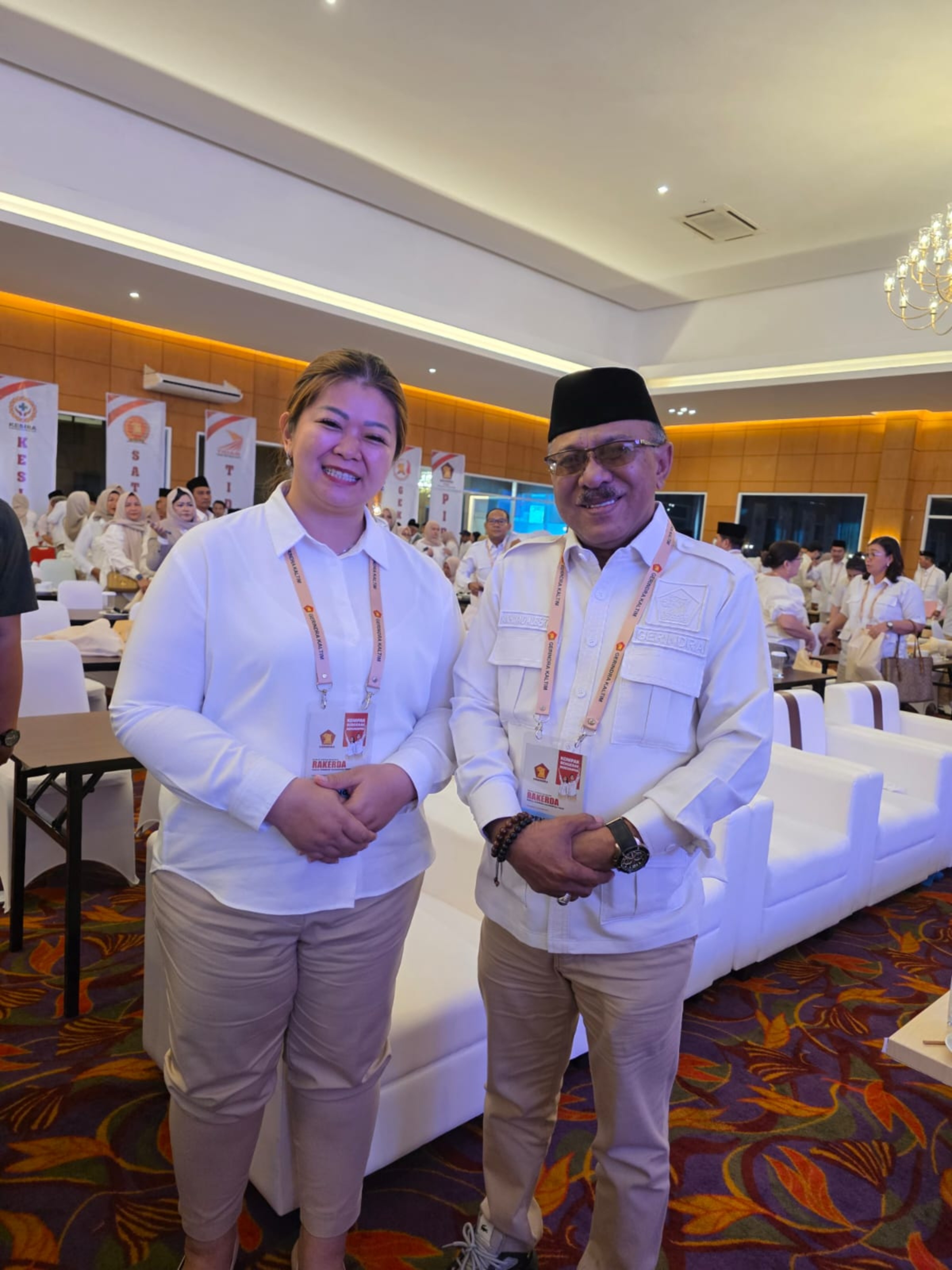 Bupati Mahulu Angela Idang Belawan bersama Sekum KONI Kaltim Akhmad Albert.