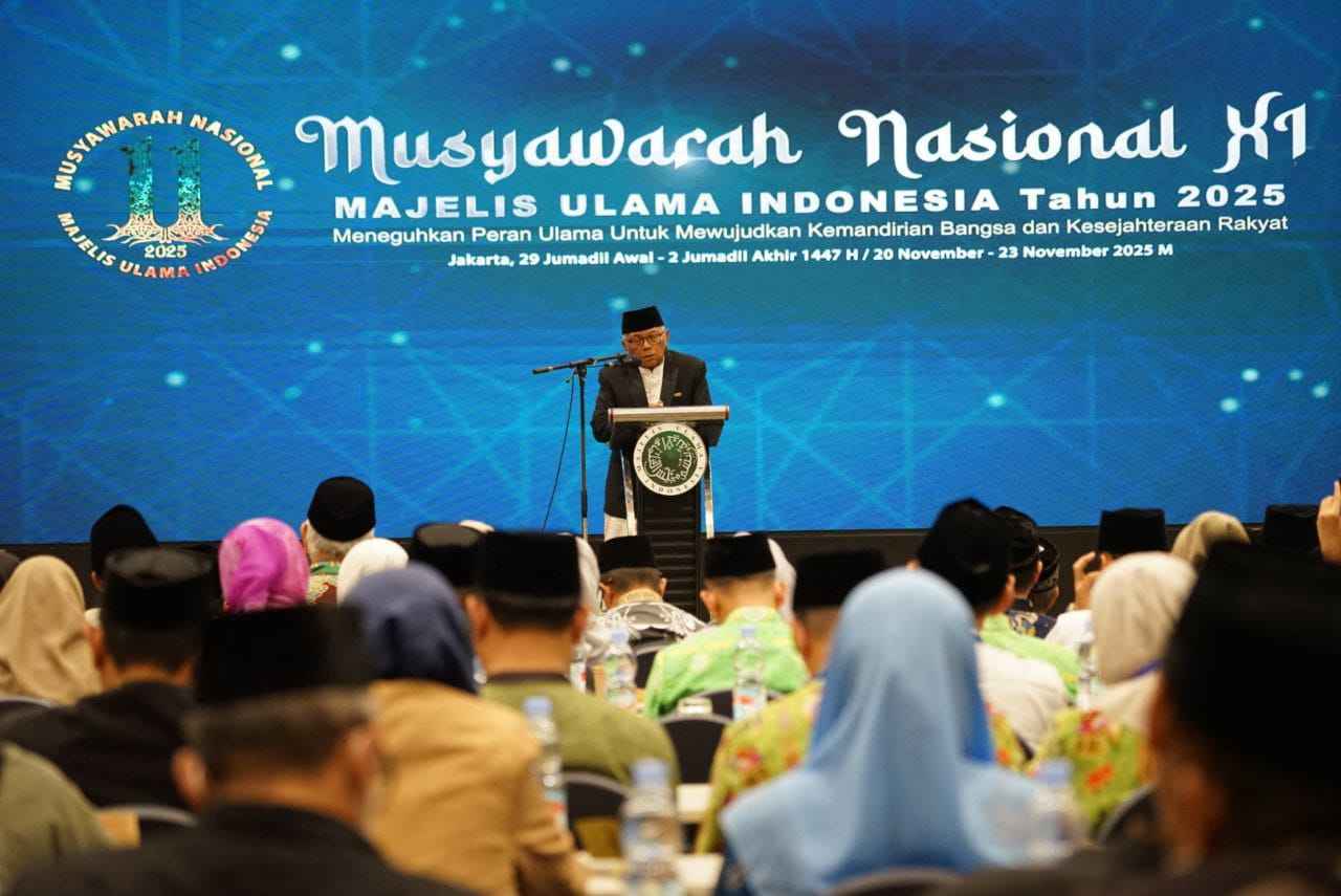 PIDATO: Ketum MUI KH Anwar Iskandar saat menyampaikan pidato perdana.
