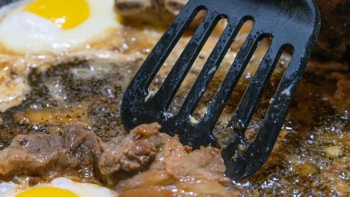 Ilustrasi spatula hitam.