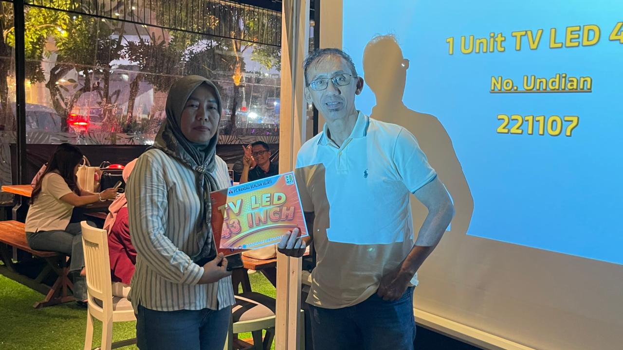 BERUNTUNG: Branch Manager PT Mandau Berlian Sejati Bakhtiar Latief bersama salah satu customer beruntung yang mendapatkan doorprize hadiah utama satu unit TV LED.
