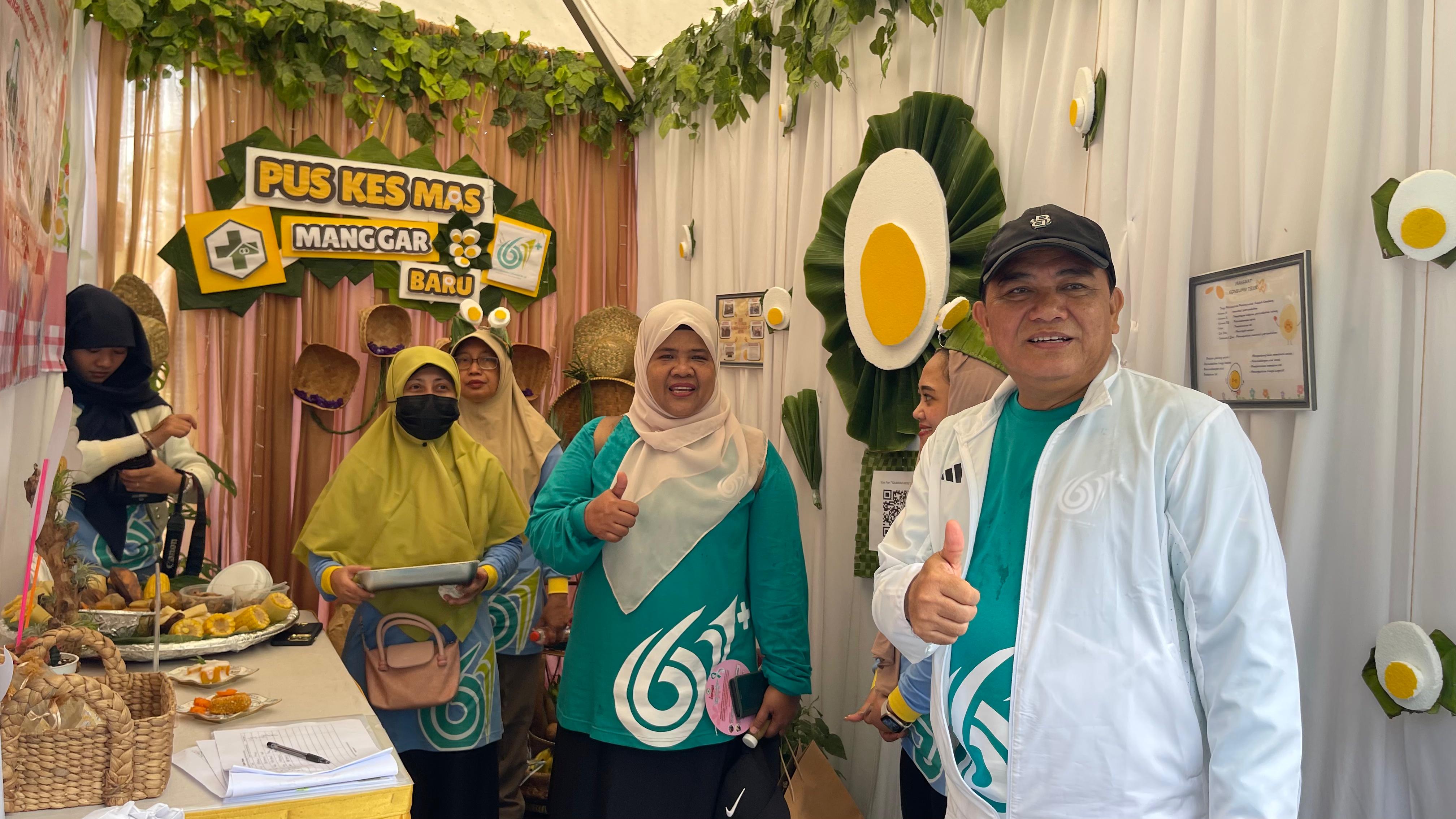 INOVATIF: Asisten II Setda Balikpapan Muhammad Andi Yusri bersama Kepala Dinas Kesehatan Balikpapan Alwiati mengunjungi stand Puskesmas Manggar Baru.