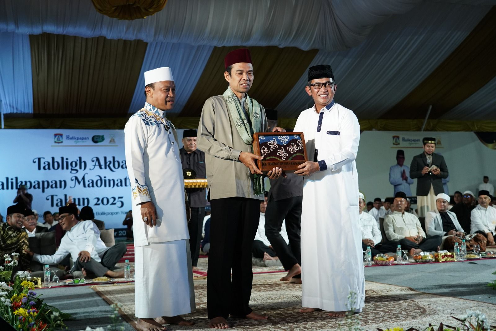 KENANG-KENANGAN: Rahmad Mas&rsquo;ud memberikan cenderamata kepada Ustaz Abdul Somad dan Ustaz Das&rsquo;ad Latif.