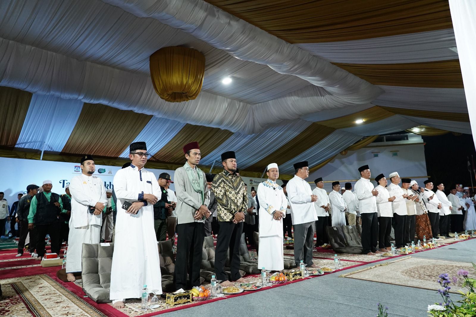 KOMPAK: Rudi Mas&rsquo;ud, dan Rahmad Mas&rsquo;ud bersama dua ulama beken dalam kegiatan Tablig Akbar, Minggu (23/11)