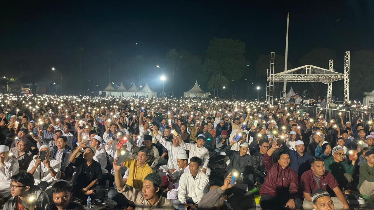 DISAMBUT ANTUSIAS: Ribuan masyarakat kota Beriman saat memadati pelataran BSCC Dome.