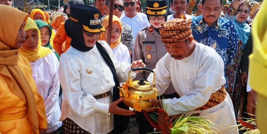 TUTUP RANGKAIAN: Wali Kota Bontang Neni Moerniaeni menghadiri penutupan kegiatan budaya Erau Pelas Benua 2025 di Kelurahan Guntung. FOTO: ADIEL KUNDHARA/KP