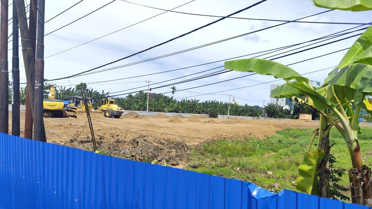 PEMATANGAN LAHAN: Beberapa alat berat terparkir di dalam area lahan milik pemprov Kaltim samping RSUD Aji Muhammad Salehuddin II, Kelurahan Sempaja Selatan, Senin (24/11).