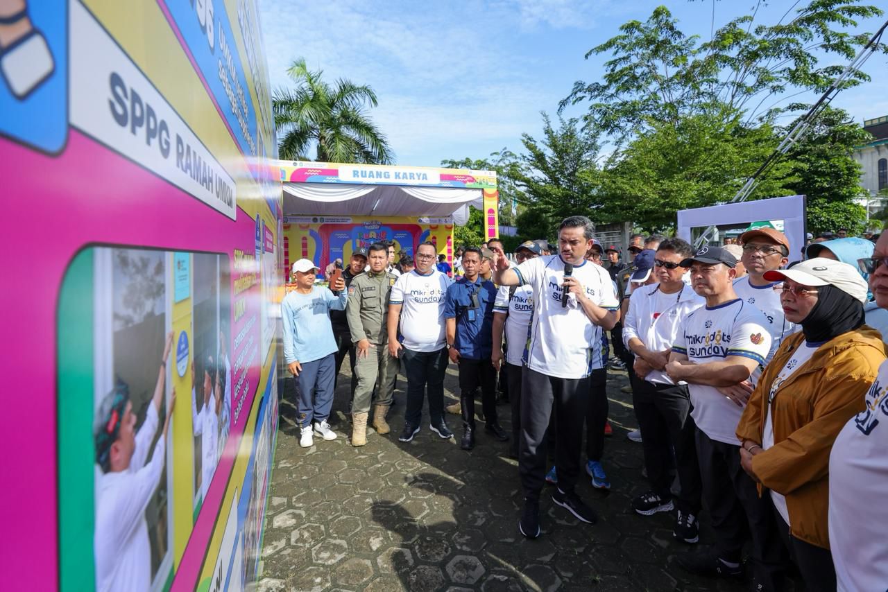 Menteri UMKM Maman Abdurrahman berdialog saat gelaran MikroDOTS di area Car Free Day Pontianak, Minggu (23/11/2025).