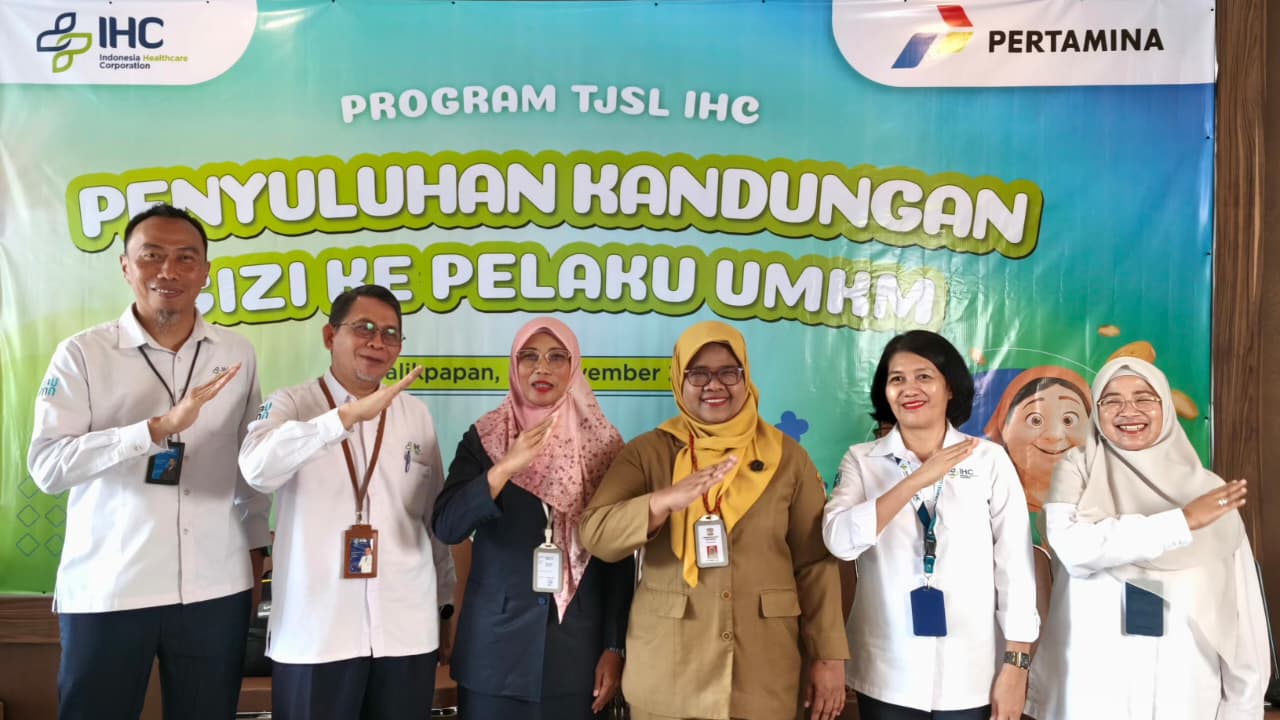 Manajemen RSSB (baju putih) bersama Alwiati (tiga kanan) dan Neny Dwi Winahyu (tiga kiri). (FOTO LUPUS/KP)