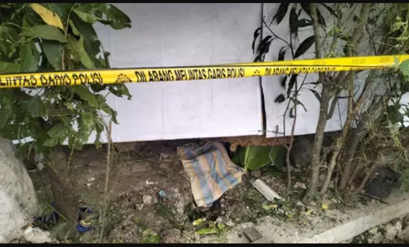 Lokasi penemuan jasad yang telah dipasangi garis polisi. Pecahan logam berserakan di sekitar area temuan saat proses identifikasi berlangsung. (FOTO: IST)