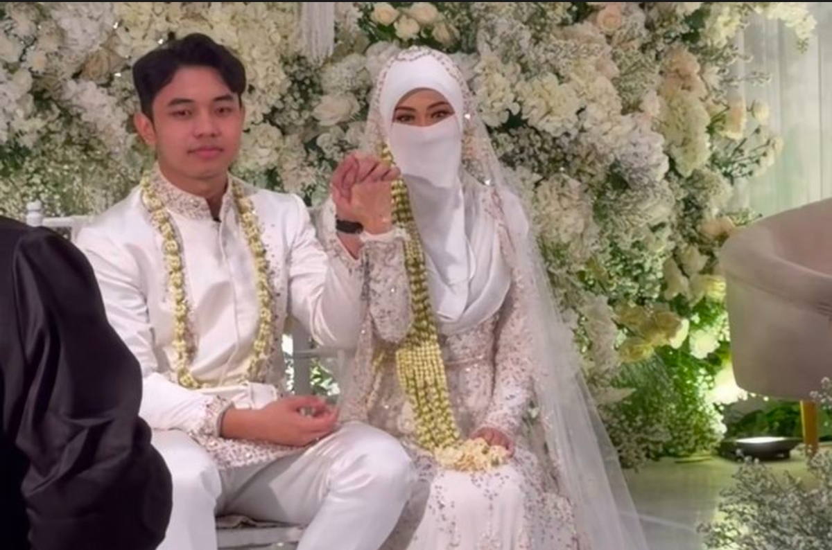 Fiki Naki saat prosesi pernikahan dengan Tinandrose pada Senin, 24 November 2025. (Instagram Fiki Naki)