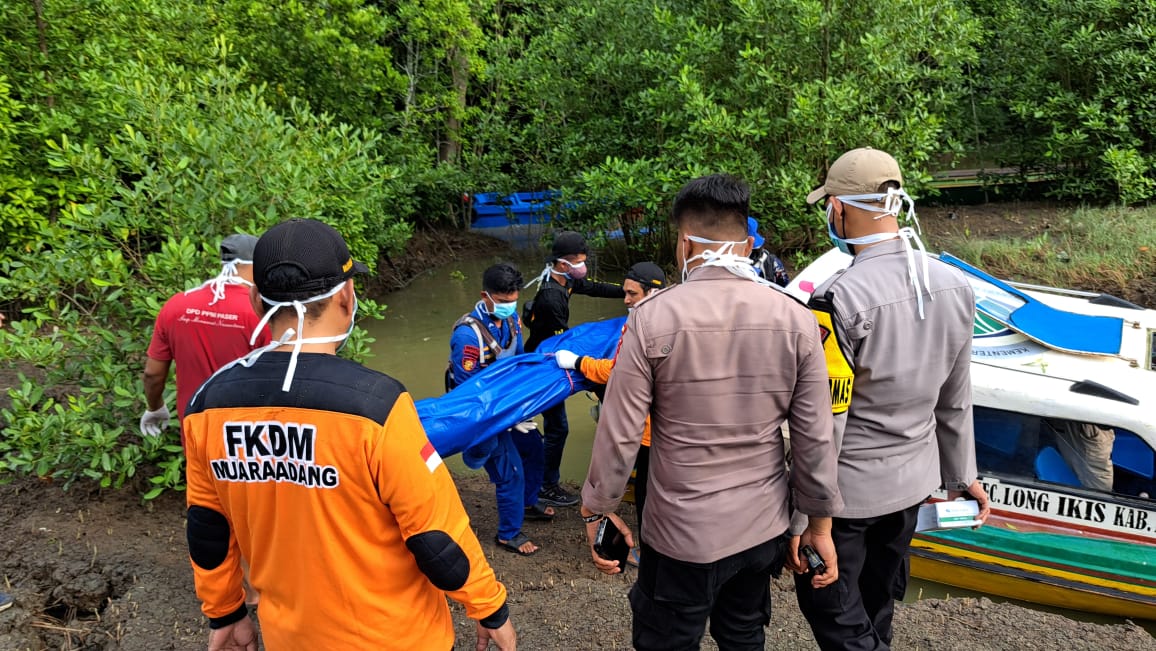 EVAKUASI:&nbsp;Jasad seorang lansia di Kabupaten Paser ditemukan membusuk di area tambak ikan.&nbsp;