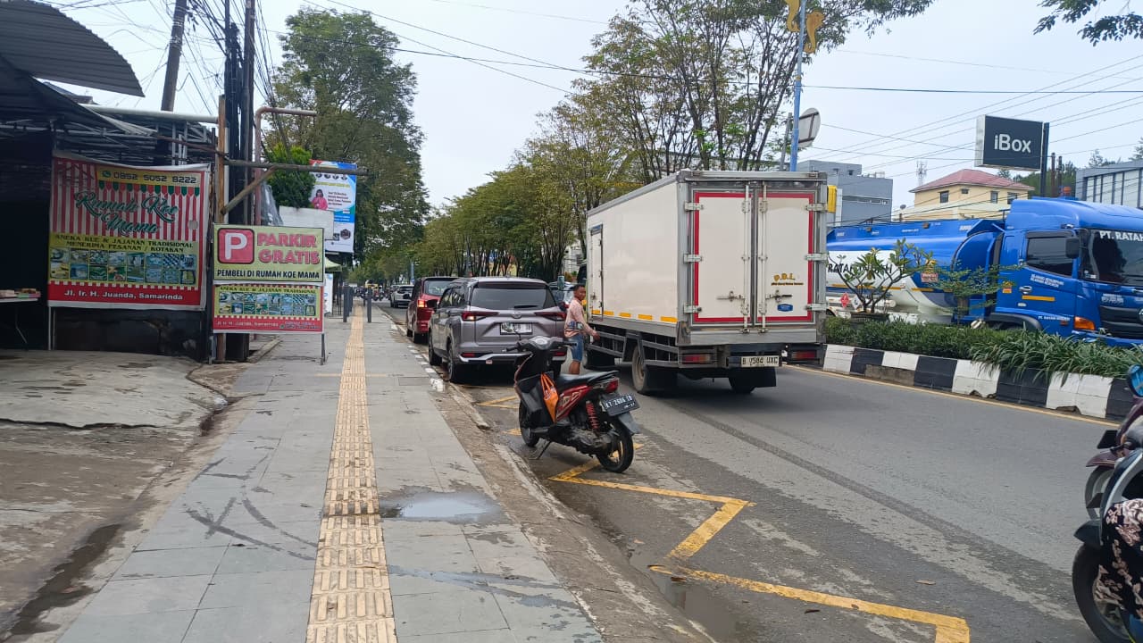 ABAI: Pengendara masih memarkir kendaraan di atas marka zigzag kuning di Jalan Juanda, lokasi yang menjadi sumber kemacetan.&nbsp;