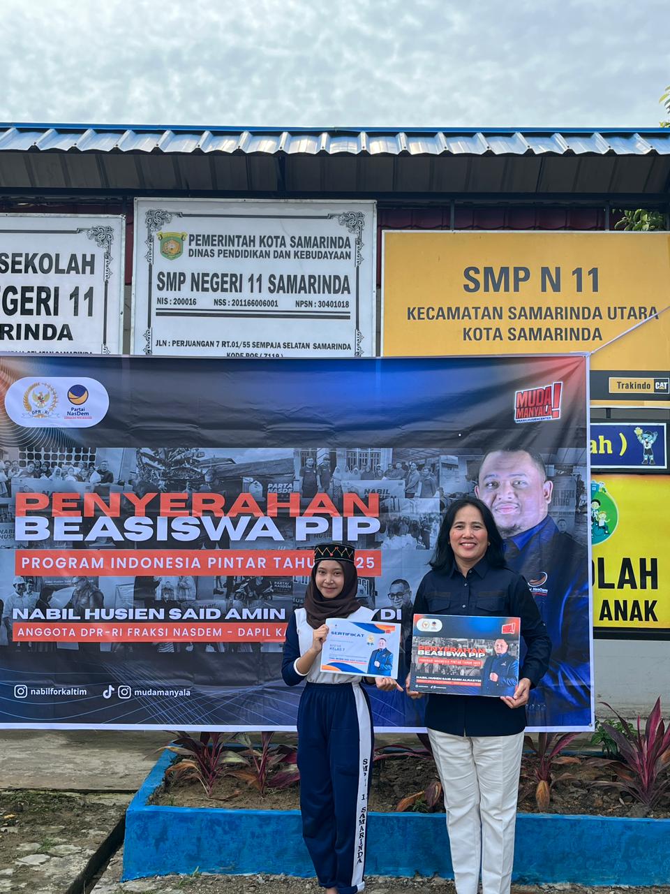 Fransiska, perwakilan dari Tenaga Ahli Anggota DPR RI Nabil Husien Said Amin menyerahkan beasiswa PIP kepada perwakilan penerima, salah satu siswa SMP 11 Samarinda, beberapa watku lalu.