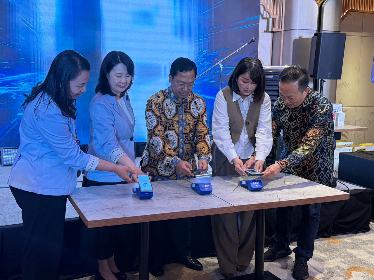 PRAKTIS: QRIS Tap menawarkan pembayaran yang lebih cepat dan praktis. Hanya perlu menempelkan handphone ke mesin EDC tanpa harus memindai kode QR.