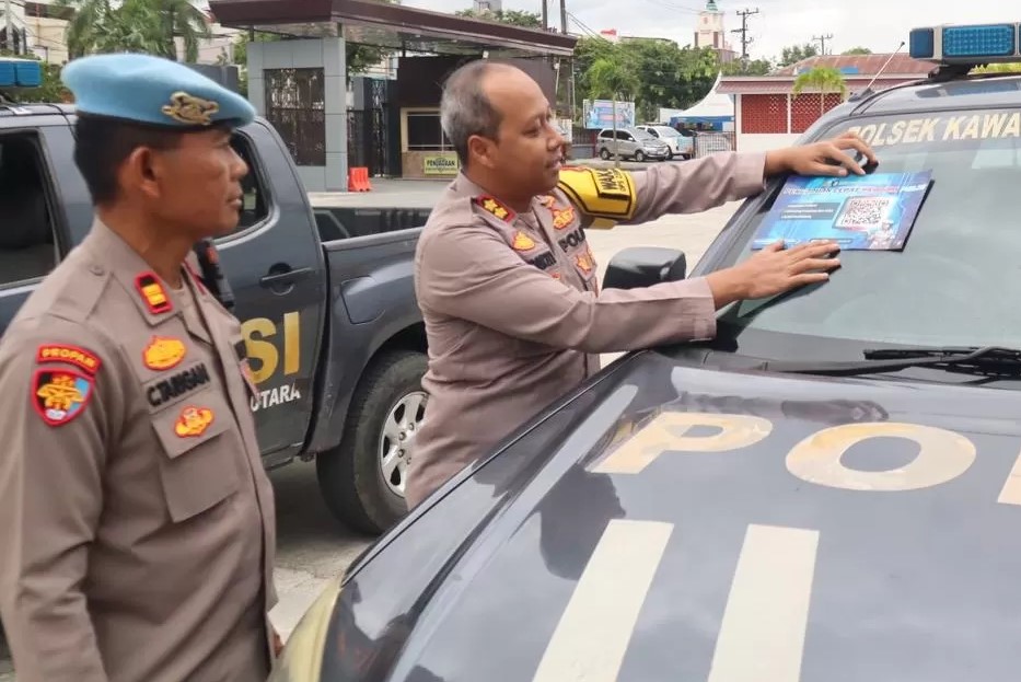 ADUAN: Stiker cara membuat pengaduan online jika ada oknum polisi nakal ditempel di seluruh mobil patroli.