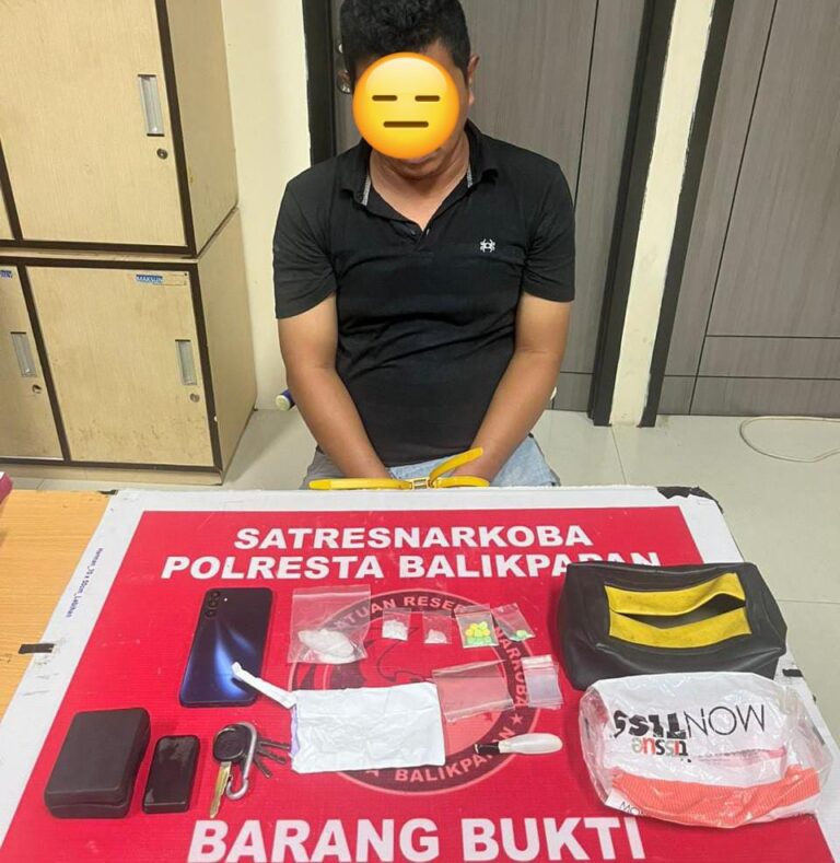 SABU: Polisi mengamankan tersangka yang membawa sabu saat berada di halaman parkir hotel.