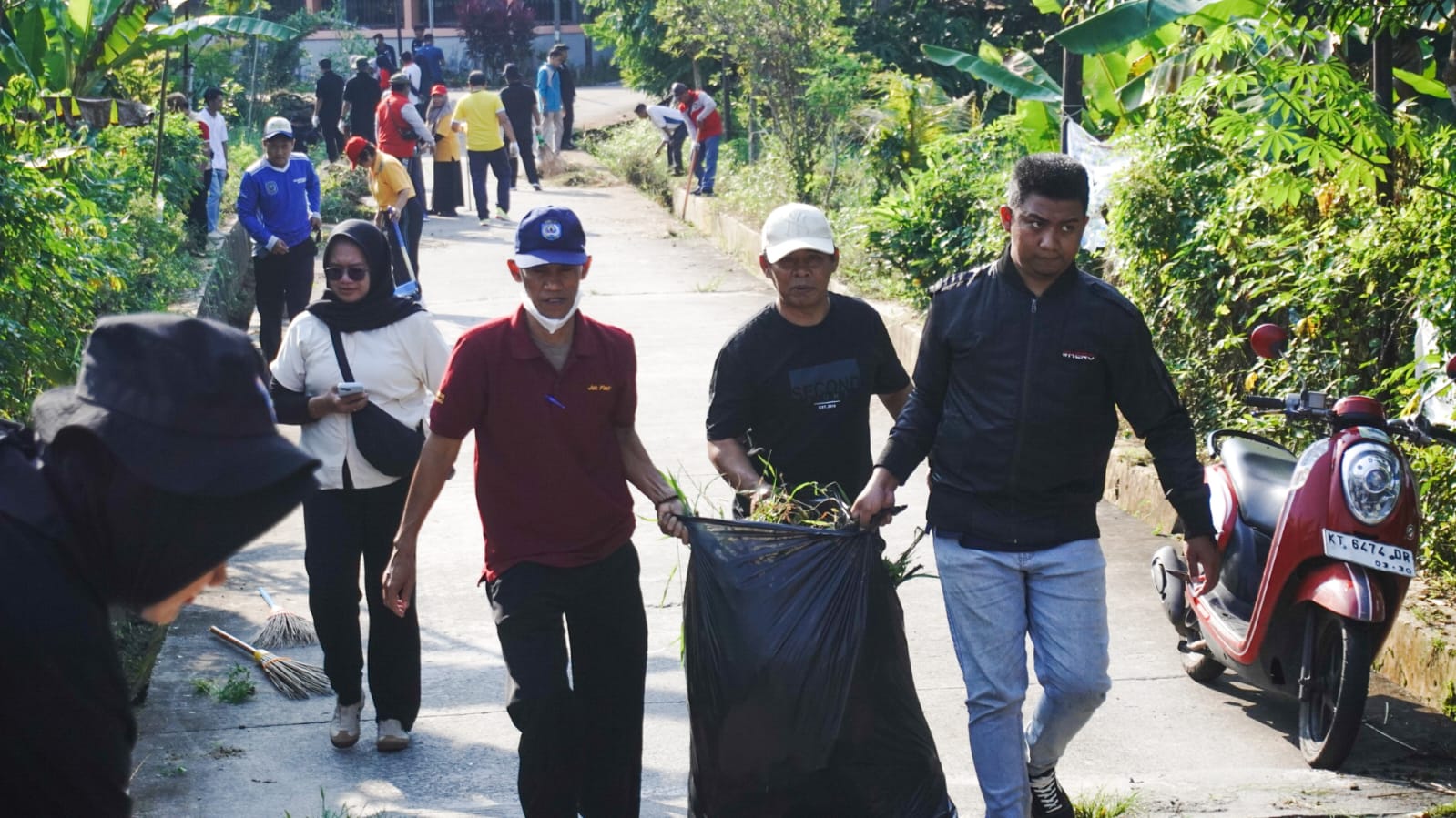 BERSIH LINGKUNGAN: Kegiatan kerja bakti di wilayah RT 31 yang beberapa pekan terakhir mencatat kasus DBD terbanyak.