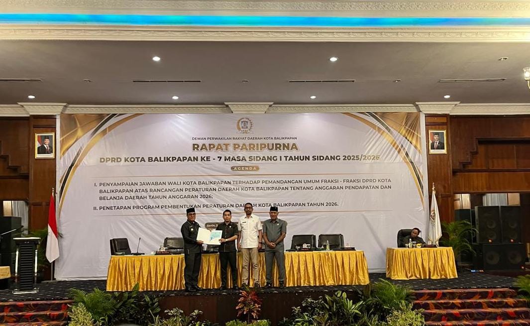 BERTAHAP: Rapat paripurna di Hotel Gran Senyiur sebagai tahapan pembahasan raperda APBD Balikpapan 2026, Senin (24/11).&nbsp;