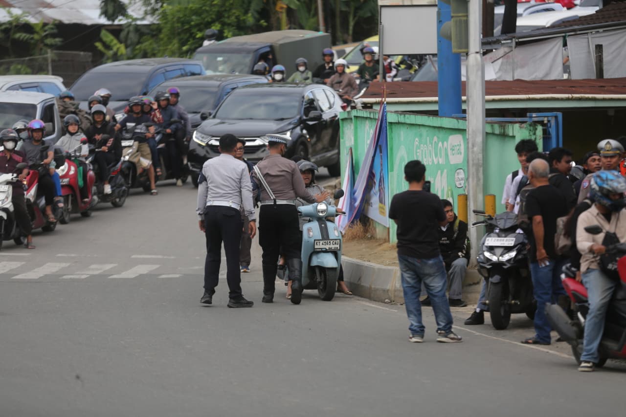 PENINDAKAN: Dalam razia hari kedelapan yang digelar Satlantas Polresta Samarinda di simpang Jembatan Flyover, petugas menemukan mayoritas pelanggar justru para pelajar.