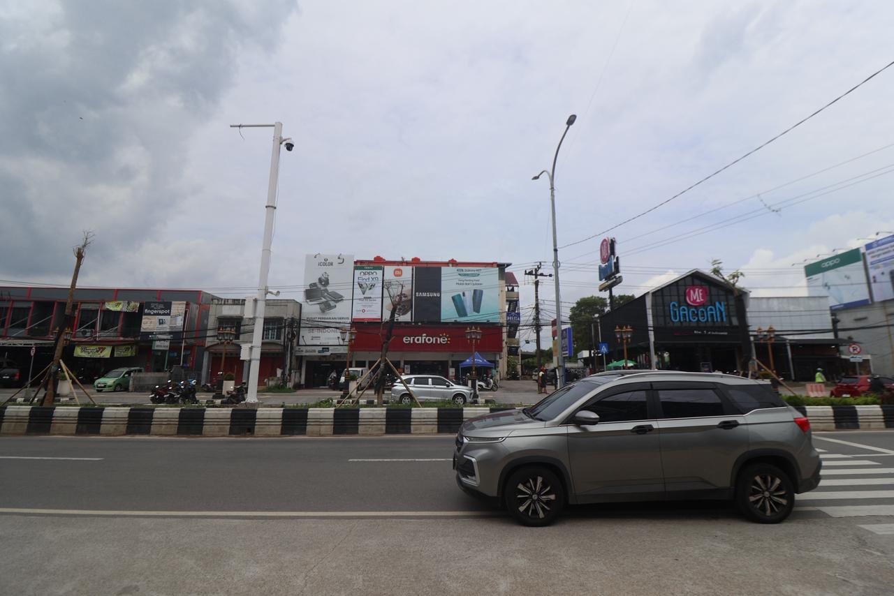 PANTAU: CCTV yang menangkap aktivitas pelanggaran di kawasan Jalan MT Haryono.