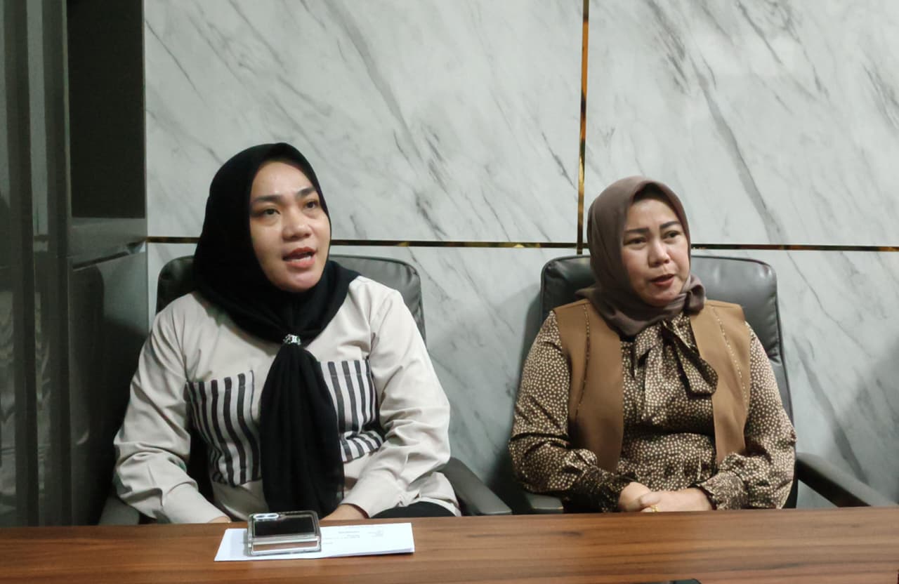 Asti Mazar (kiri) dan Hasna dalam konferensi pers di Sangatta, Senin (24/11). (FOTO JUFRIADI/KP)