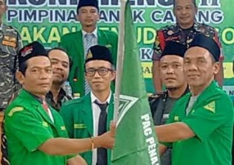 ESTAFET: Sarpomo (kanan) disahkan sebagai Ketua PAC GP Ansor Penajam, PPU yang baru, menggantikan Roni Ali Imron (kiri).
