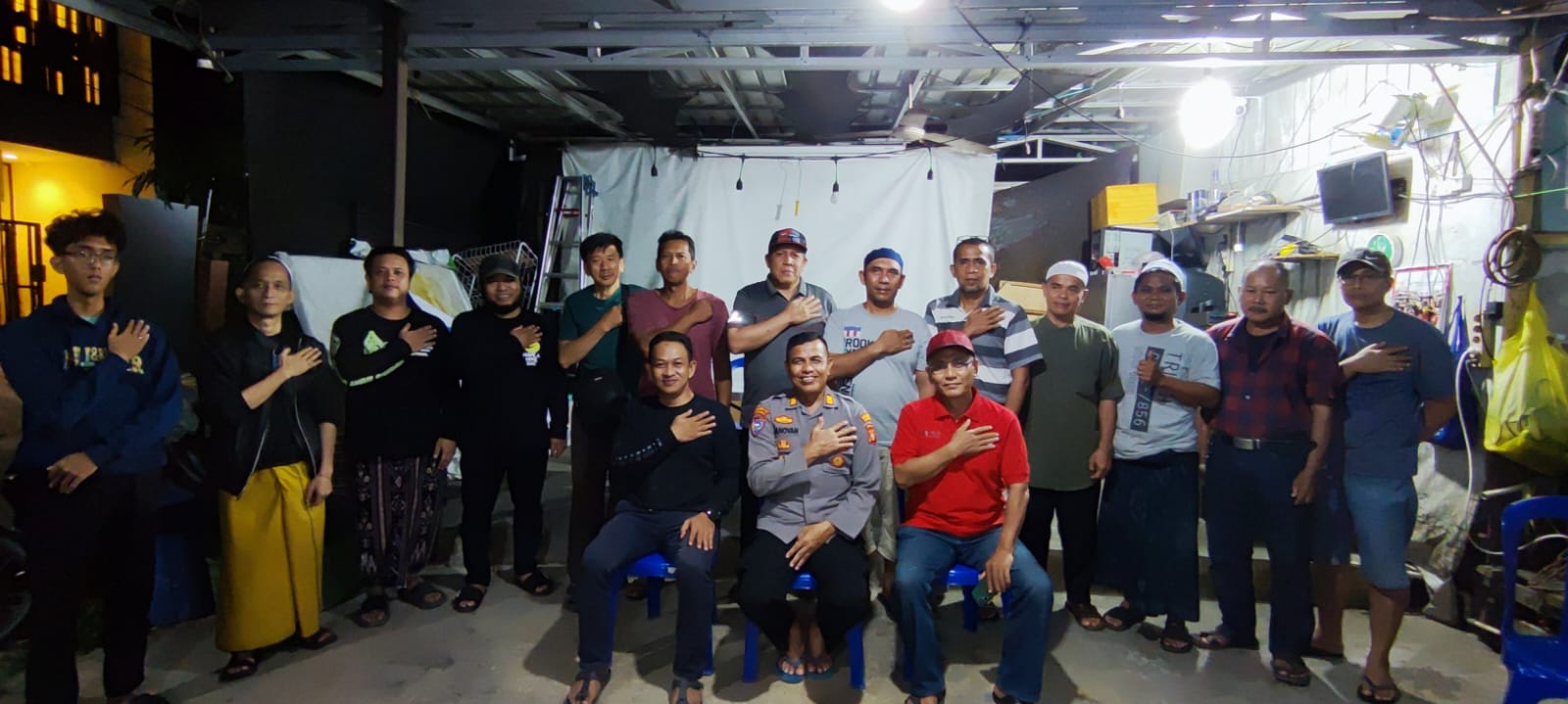 GAGASAN: Kasat Binmas Polresta Samarinda AKP Danovan (duduk, tengah) bersama warga saat peluncuran perdana mobil Kopmas Satbinmas Polresta Samarinda.