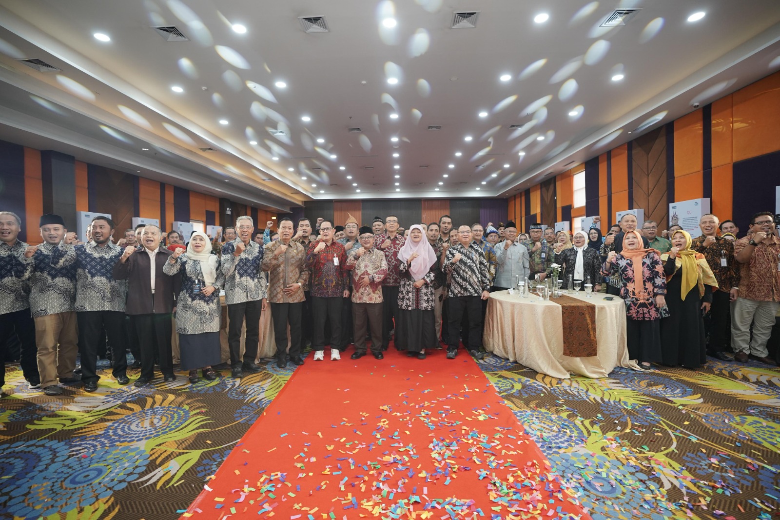 PENGHARGAAN: Dewan Pendidikan provinsi se-Indonesia berpose bersama dan Kaltim meraih penghargaan transformasi pendidikan tercepat.