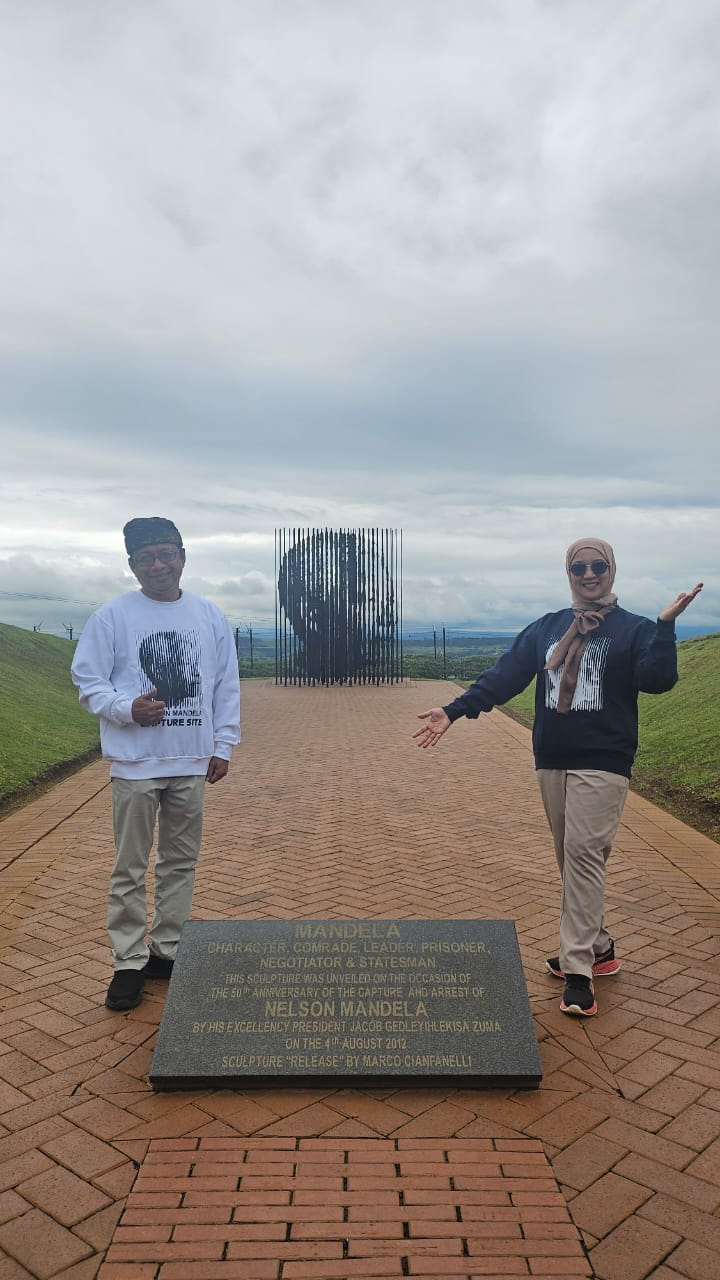 Isradi Zainal (kir) saat berada di Nelson Mandela Capture Site.