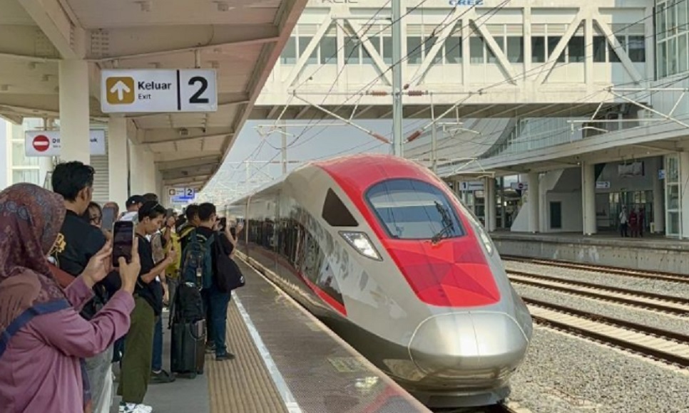 WHOSSH: Penumpang sedang antre untuk naik Kereta Cepat Whoosh yang sedang berhenti di sebuah stasiun di Jawa Barat.