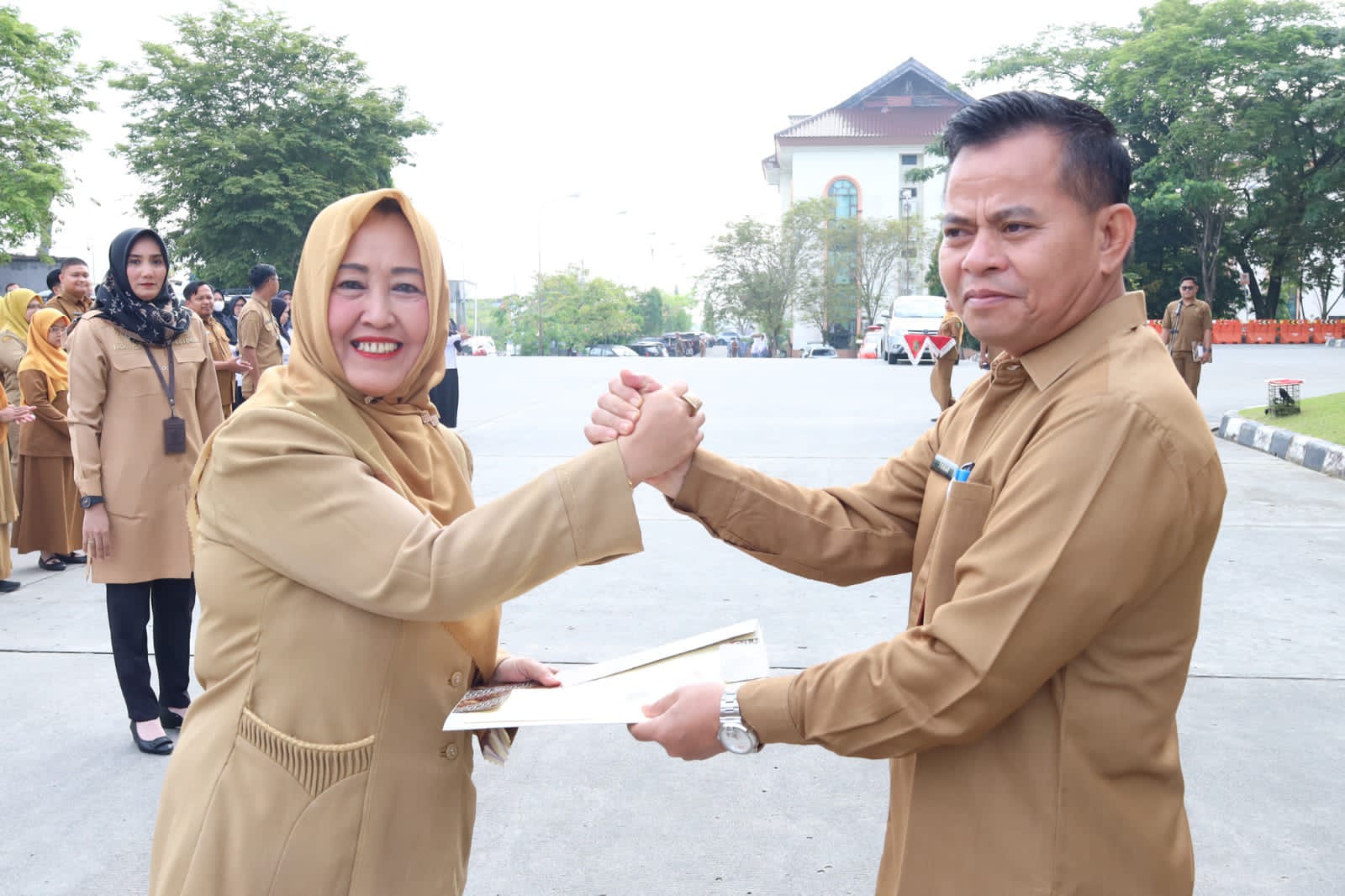 Tohar menyerahkan SK purna tugas kepada Andi Israwati Latief.  &nbsp;