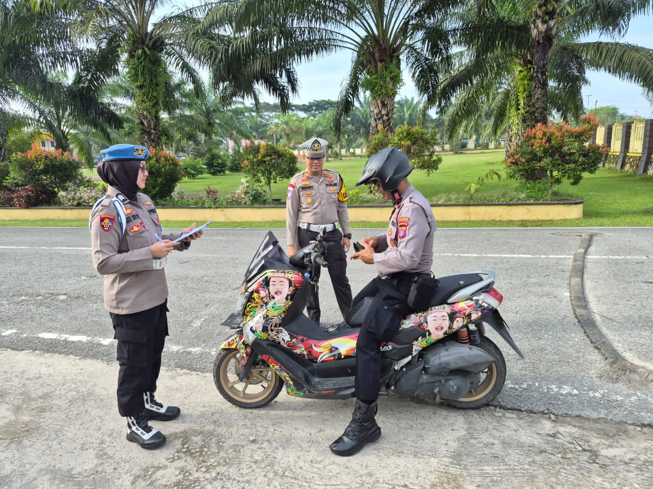 Personel Satlantas memeriksa kelengkapan dokumen anggota Polres PPU.
