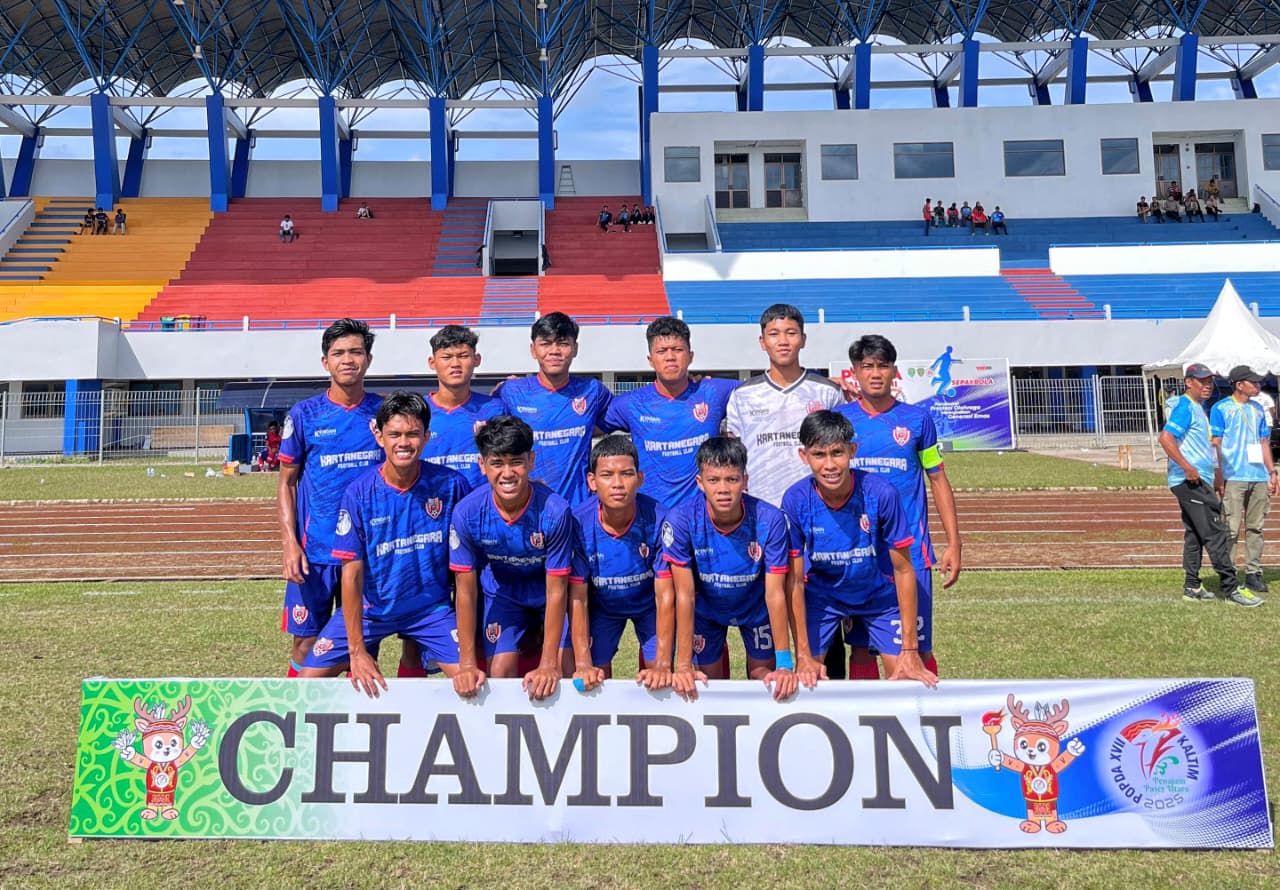 Tim sepak bola pelajar Kukar berhasil mengamankan tiket semifinal setelah membungkam Kutim dengan skor 2-0.