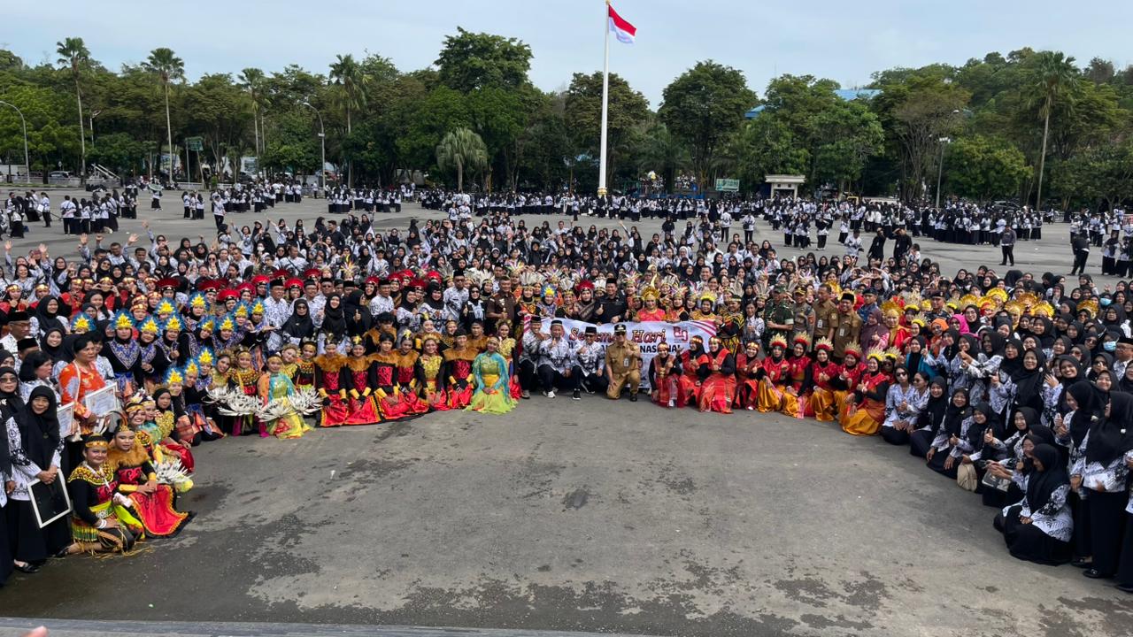 KOMPAK: Momen foto bersama seluruh peserta upacara dengan Wali Kota dan Wakil Walikota Balikpapan.