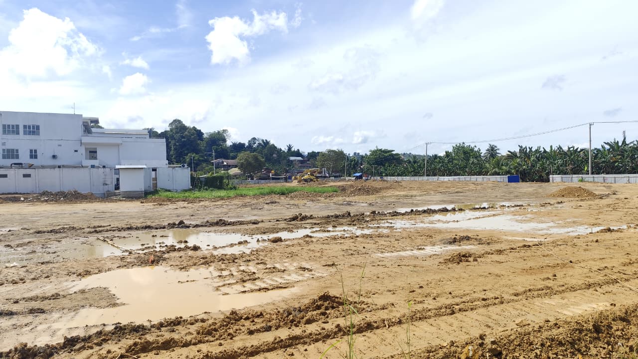 BERUBAH FUNGSI: Kawasan yang dulunya kebun dan sawah kini bersalin rupa menjadi urukan pematangan lahan untuk perluasan RSUD AMS II di Komplek GKO Kecamatan Samarinda Utara, Selasa (25/11).
