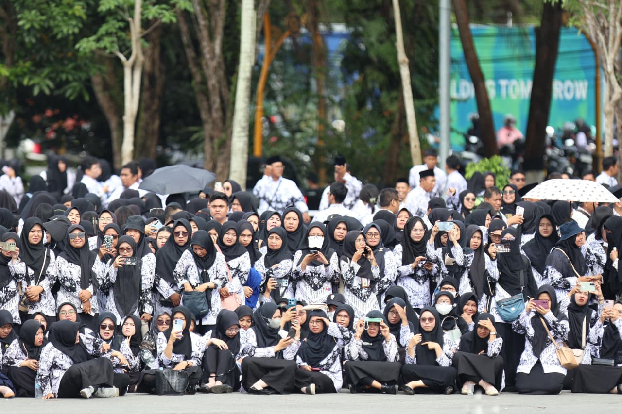 MASIH KURANG: Guru mengikuti upacara HGN 2025 di halaman BSCC Dome. Kekurangan jumlah guru di Kota Minyak bakal tertangani pada tahun depan.