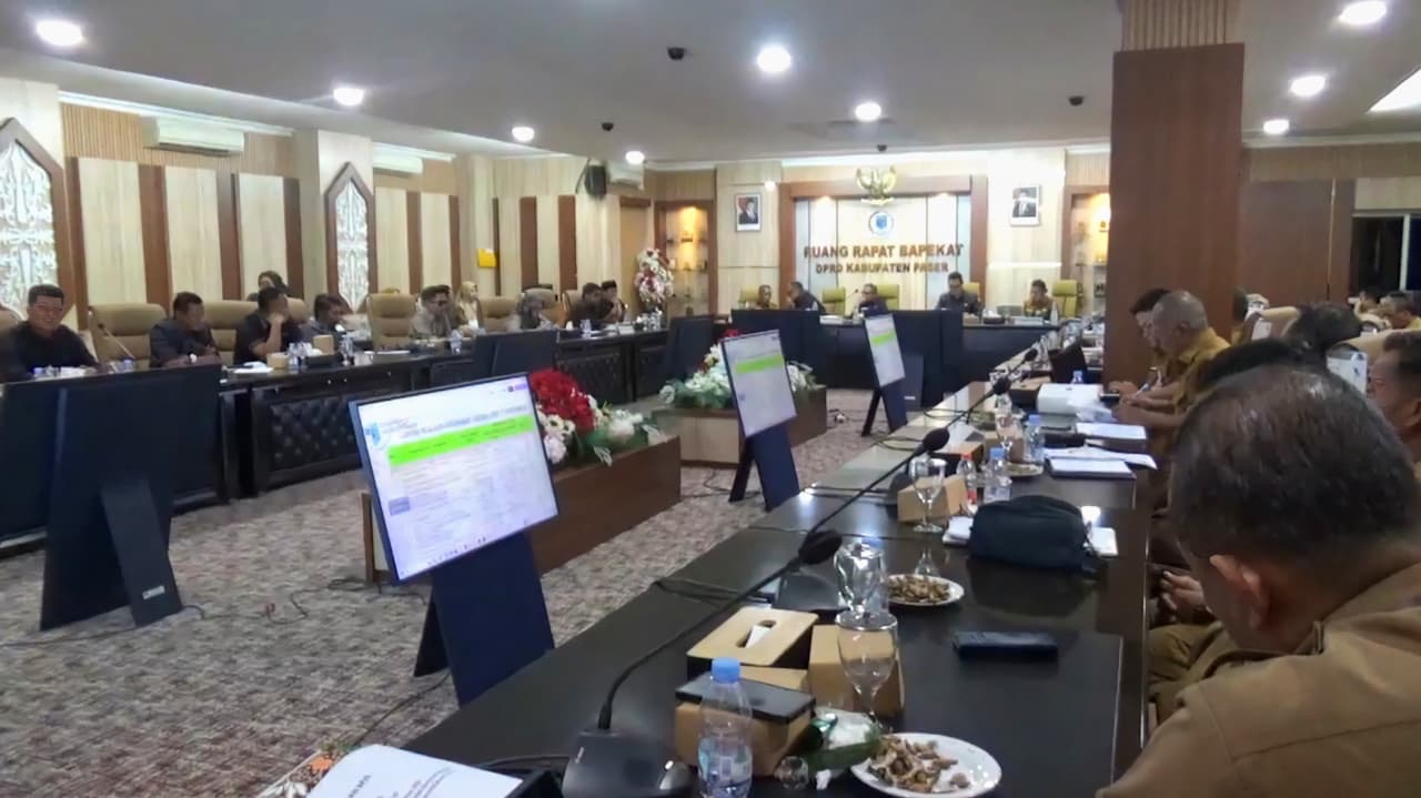 Banggar DPRD Paser menggelar rapat rasionalisasi Raperda APBD 2026, Senin (24/11/2025).