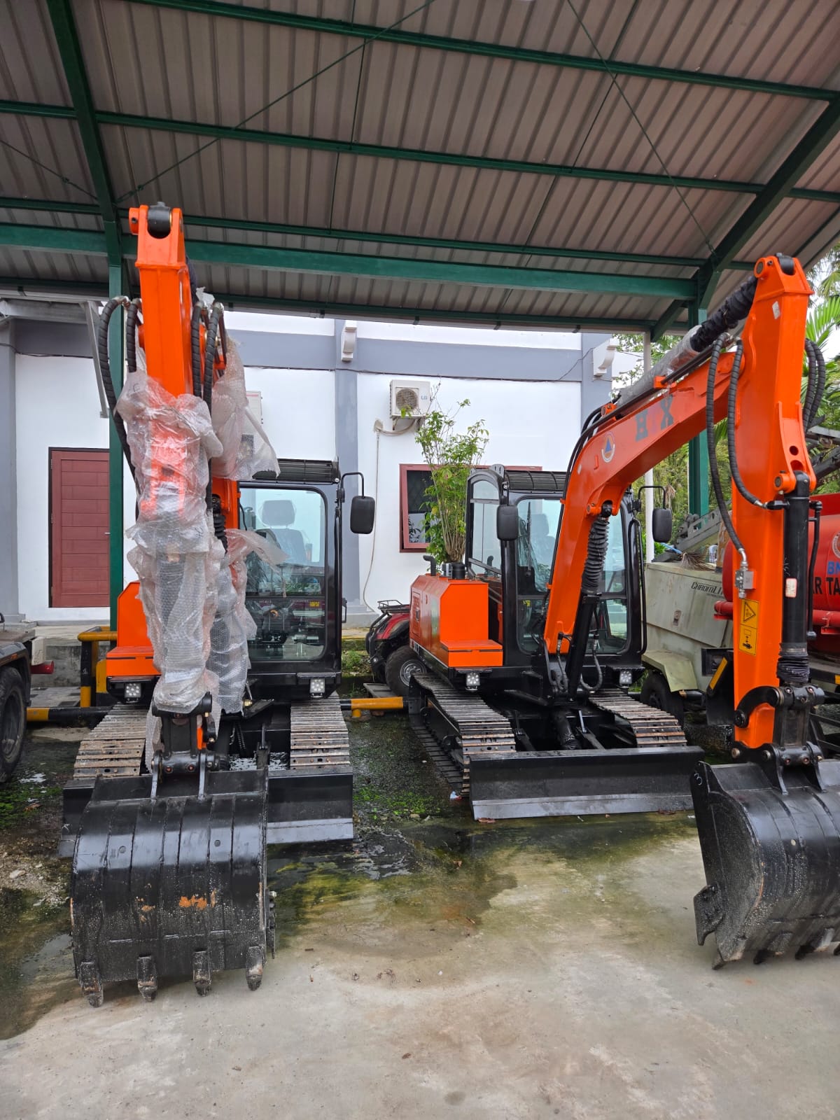 EKSKAVATOR MINI: Dua unit ekskavator mini digunakan dalam penanganan darurat bencana tanah longsor.