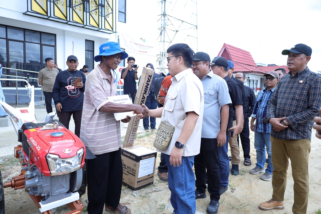 Wabup Kukar Rendi Solihin saat menyerahkan ambulans, alat pertanian, dan meninjau Kantor Camat Samboja.  &nbsp;    &nbsp;