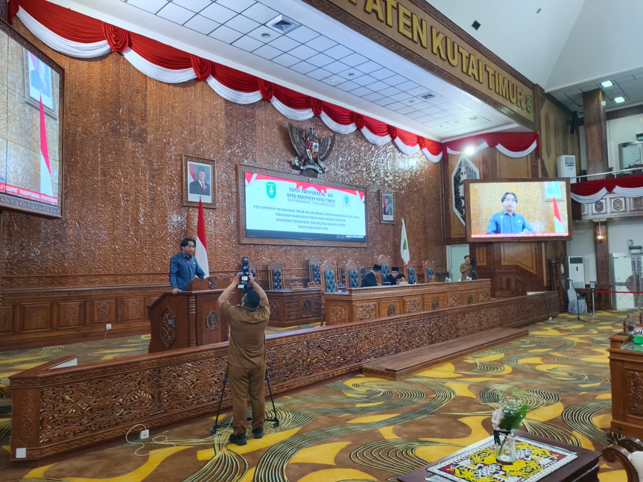 PANDANGAN UMUM: Anggota Fraksi Partai NasDem DPRD Kutim, Adriansyah saat membacakan pandangan umum fraksi pada Rapat Paripurna pembahasan Raperda APBD 2026, Selasa (25/11).