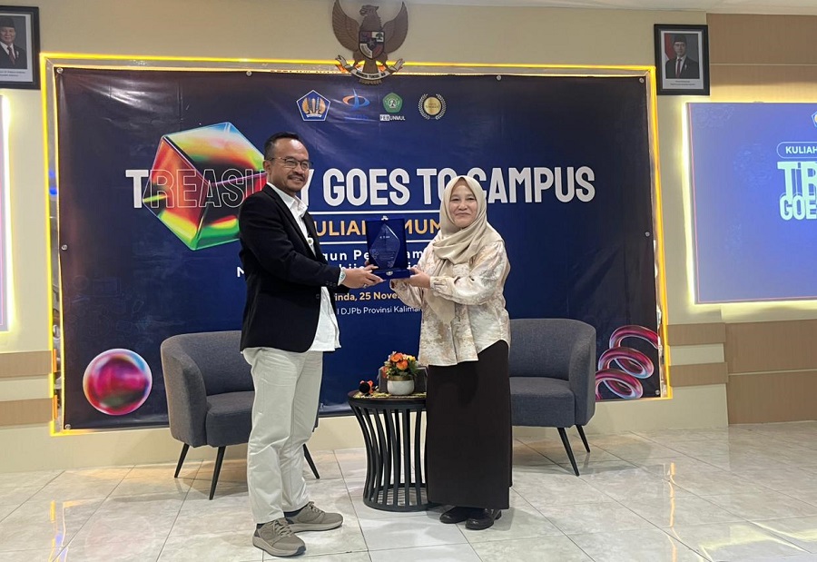 KOLABORASI: Kepala Kanwil DJPb Kaltim Edhi Mulyadi bersama Wakil Dekan Bidang Umum dan Keuangan FEB Unmul, Dwi Risma Deviyanti membuka kegiatan Treasury Goes to Campus di Aula Kanwil DJPb Kaltim.
