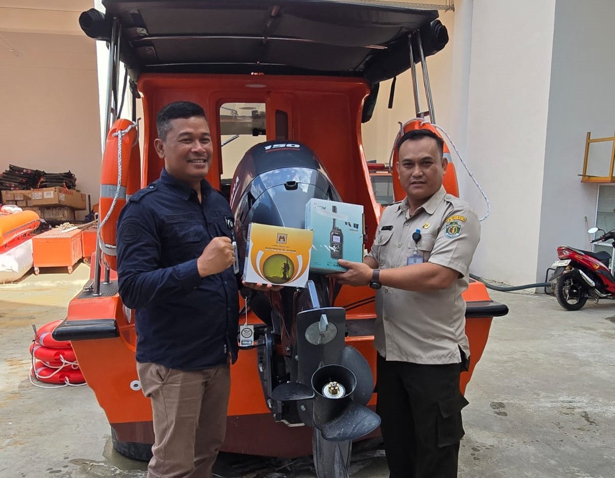 KAPAL CEPAT: Sekretaris BPBD Kaltim, Yasir menyerahkan satu unit kapal cepat yang diterima Kepala Bidang Kedaruratan dan Logistik Bambang Subagya.