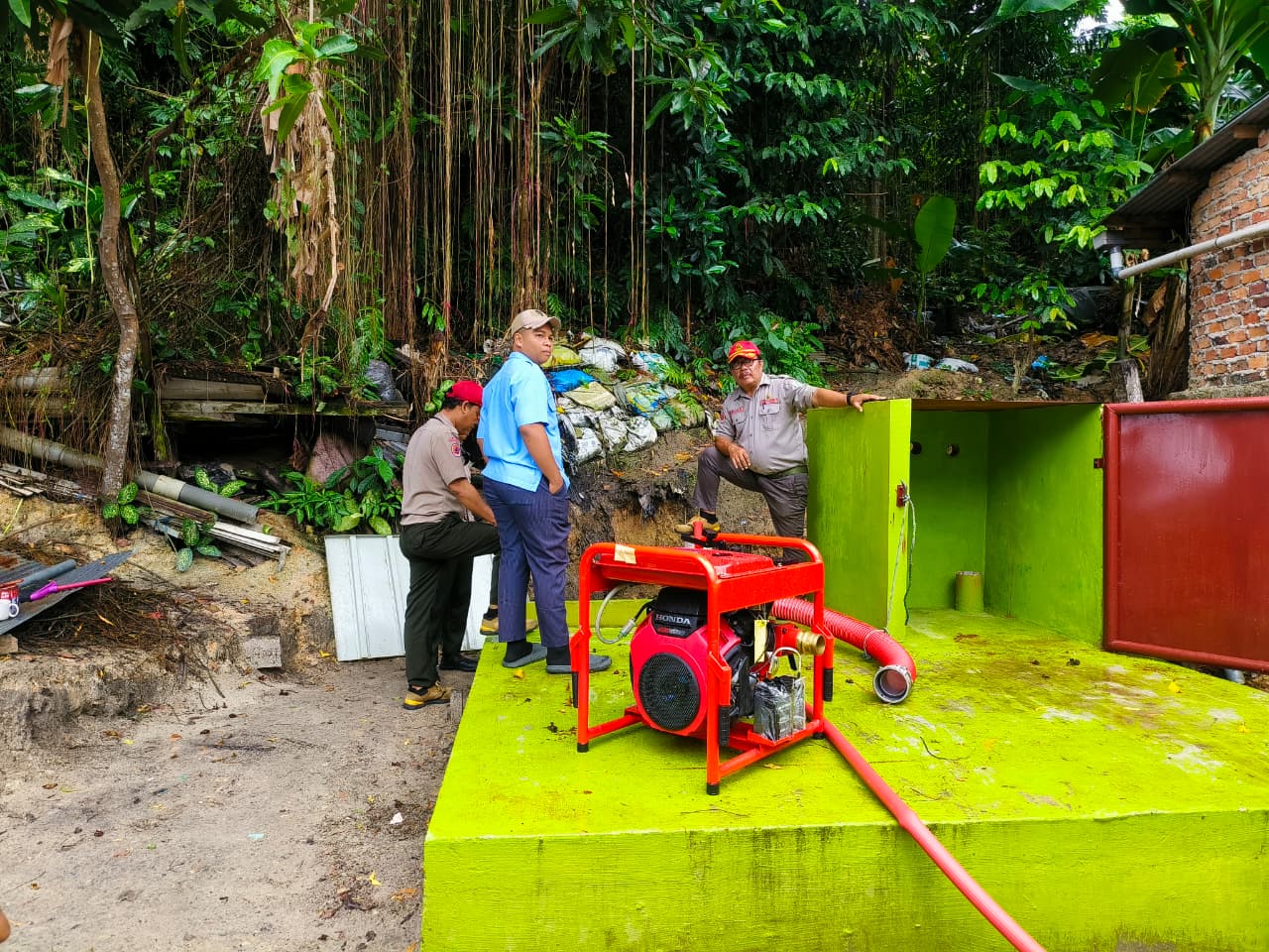 PENGECEKAN: Pengecekan Ground Water Tank di salah satu lokasi lingkungan warga yang berada di Kelurahan Telaga Sari tetap menjadi perhatian BPBD Balikpapan.