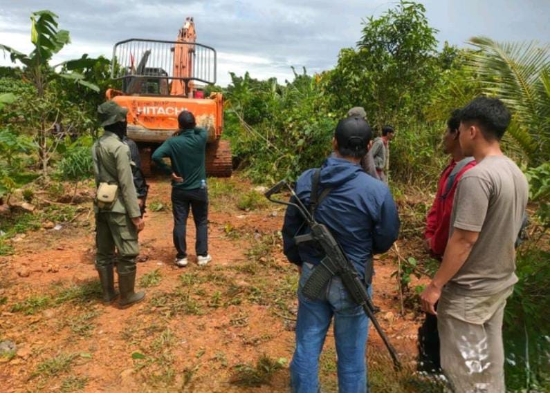 Petugas Gakkum Kehutanan Kalimantan mengamankan ekskavator yang dipakai untuk penggalian ilegal di Taman Nasional Kutai, Rabu (19/11).