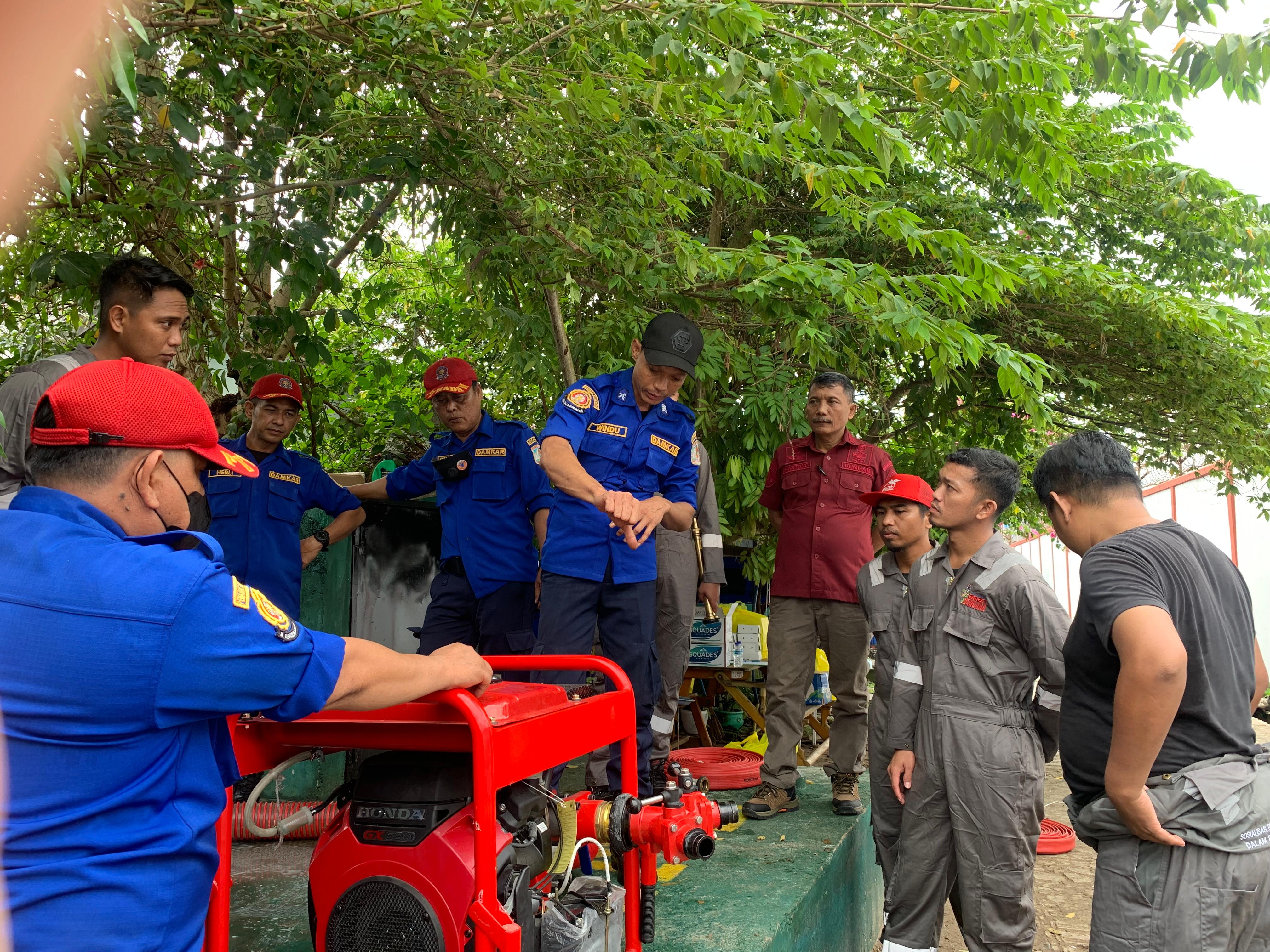 PERAKITAN: Tim BPBD Balikpapan turut memberikan cara perakitan peralatan GWT yang berada di Rutan Kelurahan Damai Bahagia.